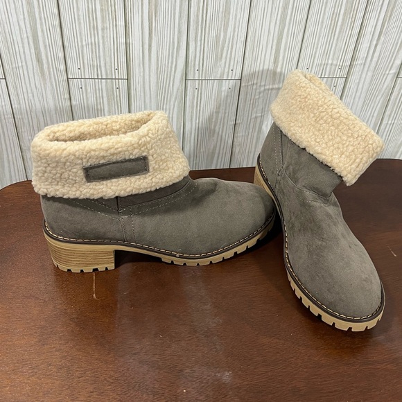 NWOT- GRAY FUZZY 1/2 BOOTS - Picture 2 of 5